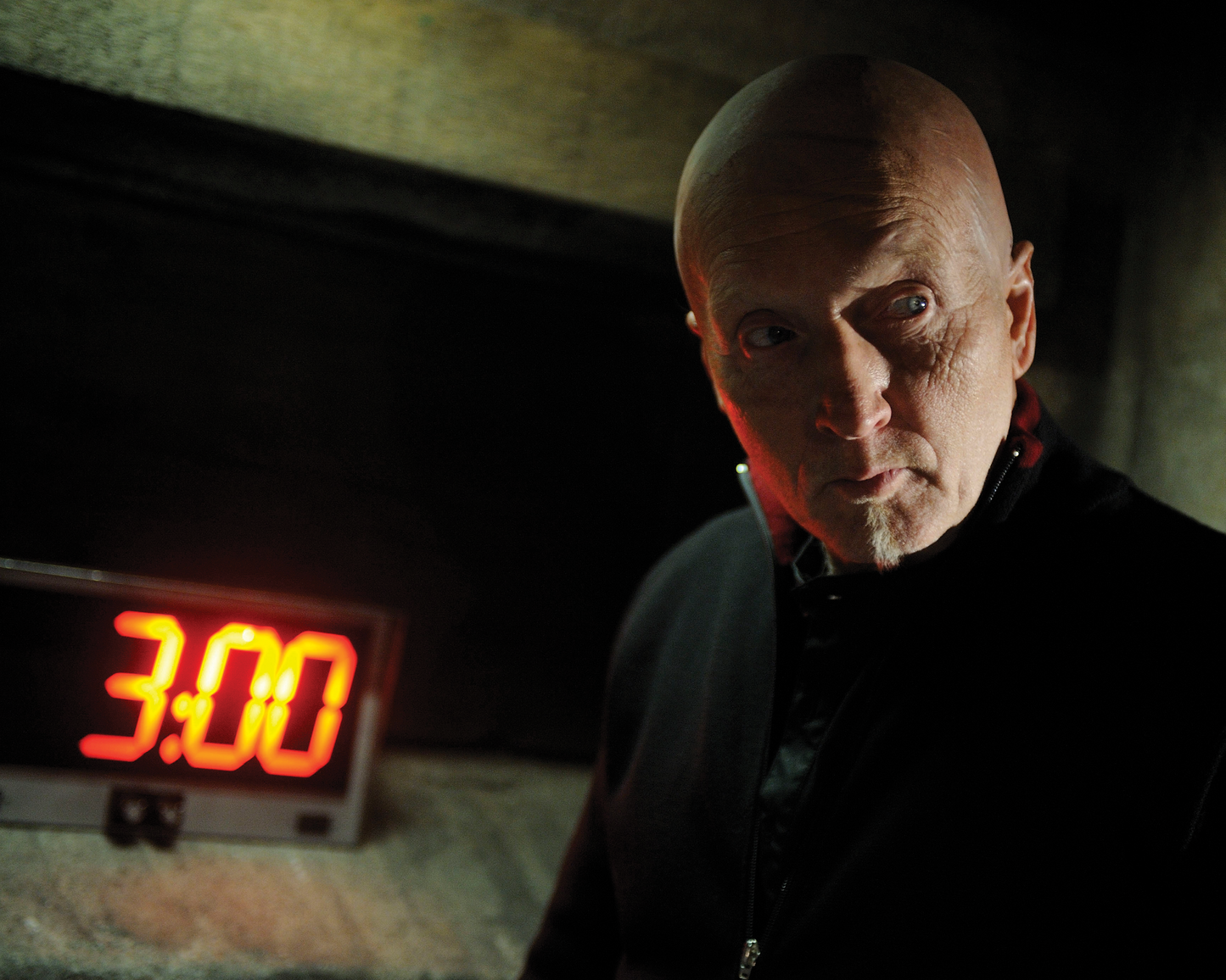 Tobin Bell Signed Jigsaw – Red Timer Scene Photo (8x10, 11x14) Pre-Order