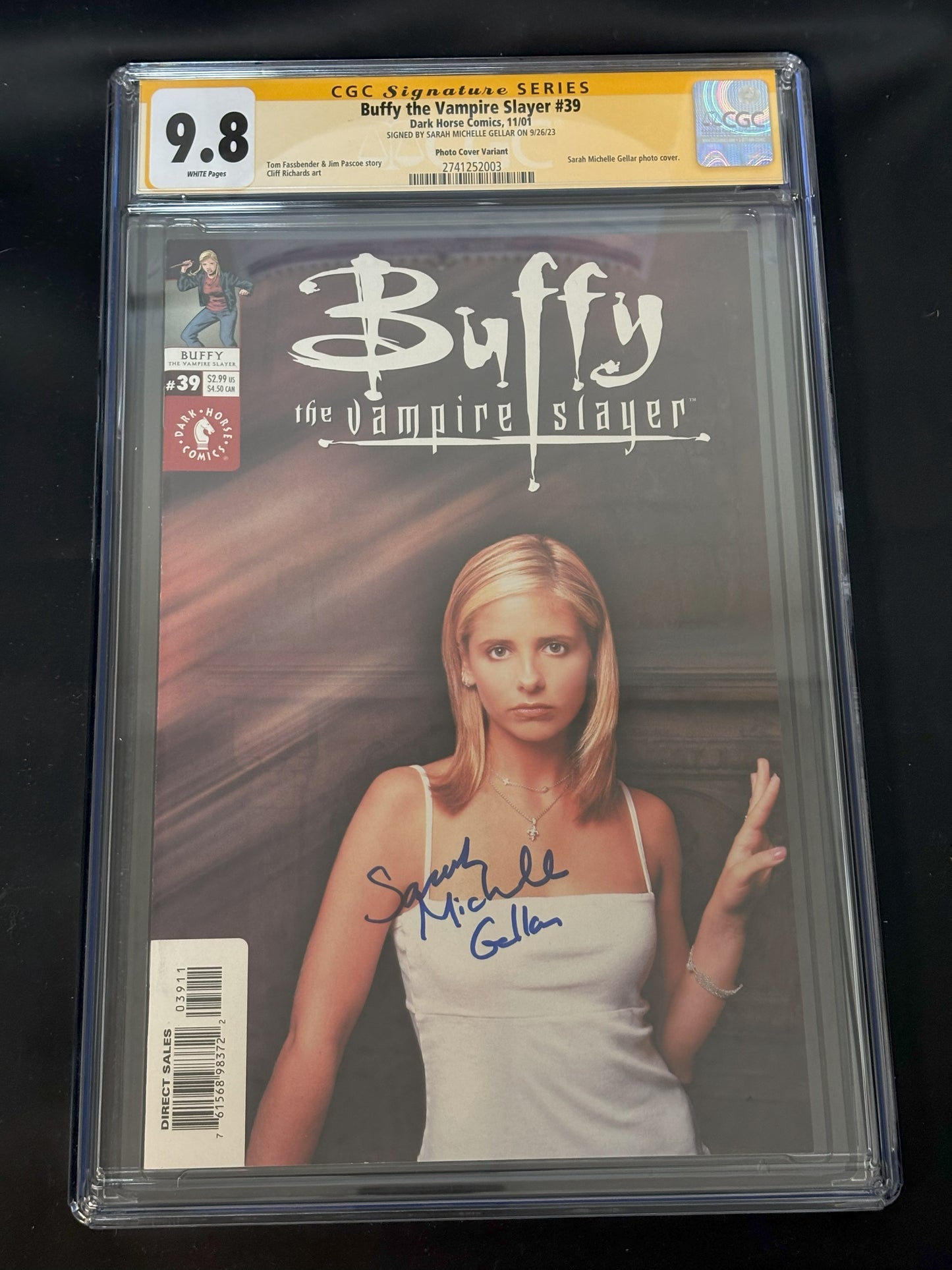 Sarah Michelle Gellar Autographed 2001 Buffy the Vampire Slayer #39 Photo Cover Cliff Richards Art CGC SS 9.8